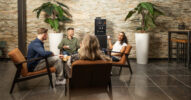 Vier personen drinken koffie in restaurantsetting met op de achtergrond een Animo OptiMe X