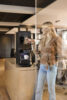 Vrouw bedient Animo OptiVend koffiemachine voor bedrijven