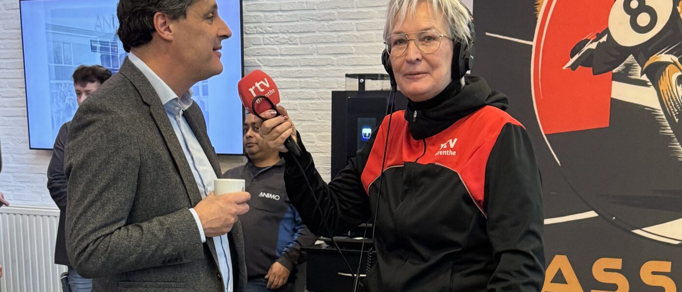 Elly van RTV Drenthe interviewt directeur Reinder Schortinghuis