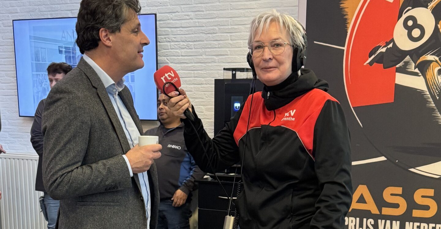 Elly van RTV Drenthe interviewt directeur Reinder Schortinghuis